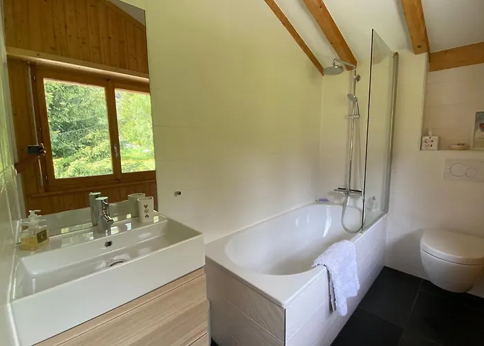 Sunny Apt, Fabulous View & Balcony, Sleeps 8